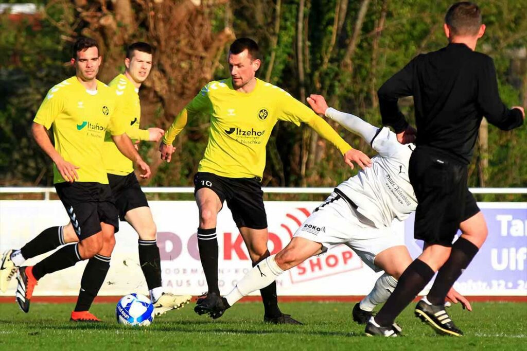 Jonas Kessler (am Ball) und der Wiker SV erzielen zu wenig Ertrag aus einer guten Leistung in Plön. © 2024 Ismail Yesilyurt