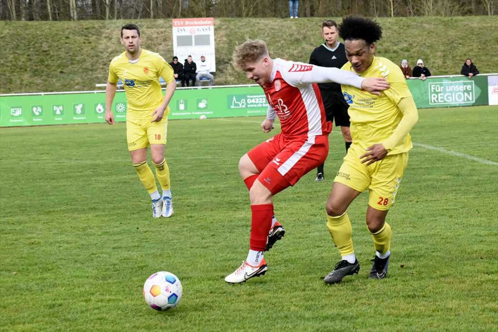 Joris Scherbath (TSV Bordesholm), hier vs. Sahid Wahab (re., Dornbreite) spielte Doppelspitze mit Lucht. © 2024 Olaf Wegerich