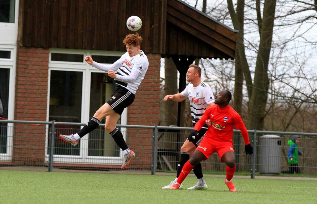 Justin Cloppatt (vorne, Preußen Reinfeld) bei Punktspiel bei Inter Türkspor Kiel. © 2024 Ismail Yesilyurt