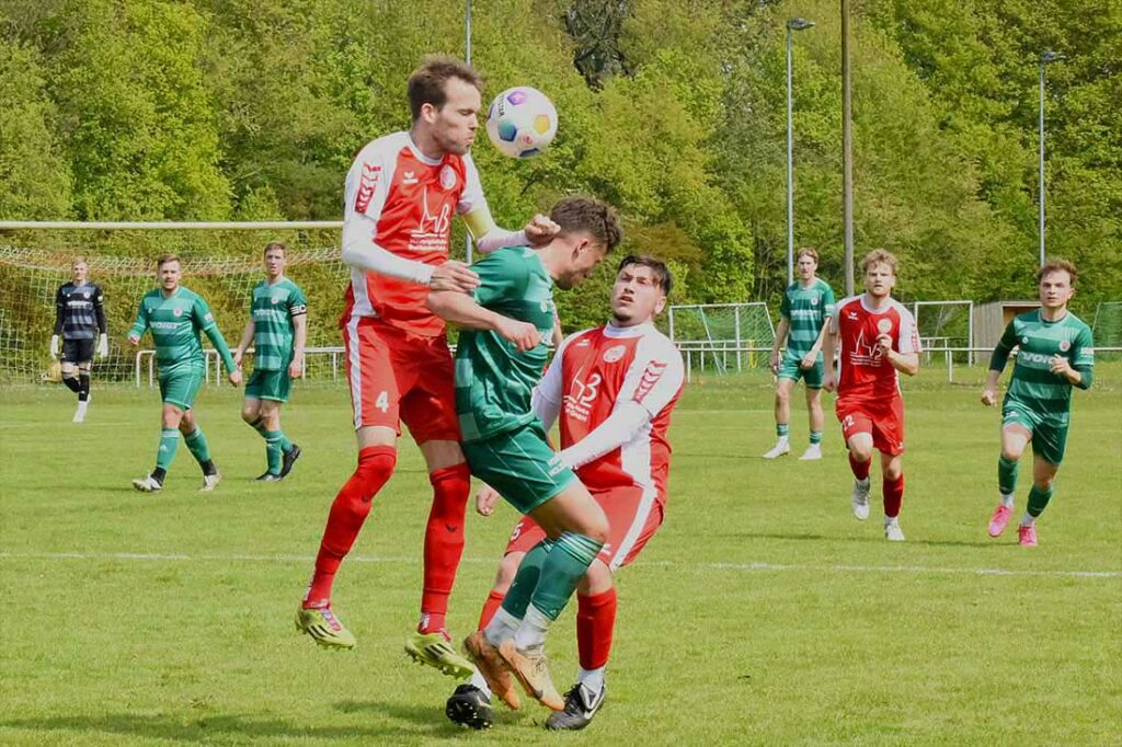 Kapitän Alexander Meyerfeldt, hier beim Kopfball gegen den PSV Neumünster, und der TSV Bordesholm wurden vom SV Eichede nicht unterschätzt. © 2024 Olaf Wegerich