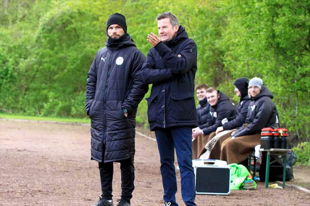 Keine leichte Aufgabe für Ligaobmann Uli Schröder, einen geeigneten Nachfolger zu finden. Links Co-Trainer Björn Zander. © 2024 Ismail Yesilyurt