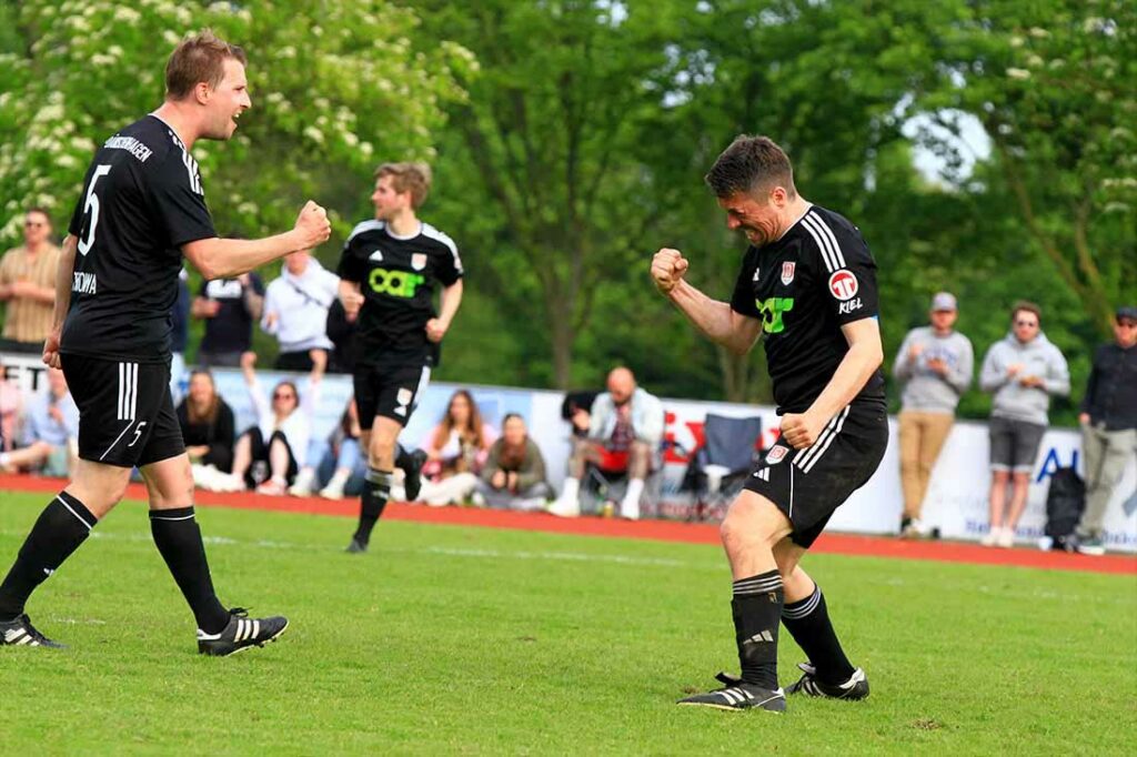 Lars Mischak (MTV Dänischenhagen) ballt nach seinem 2-2 die Faust, Malte Ceynowa kommt als erster Gratulant. © 2024 Ismail Yesilyurt