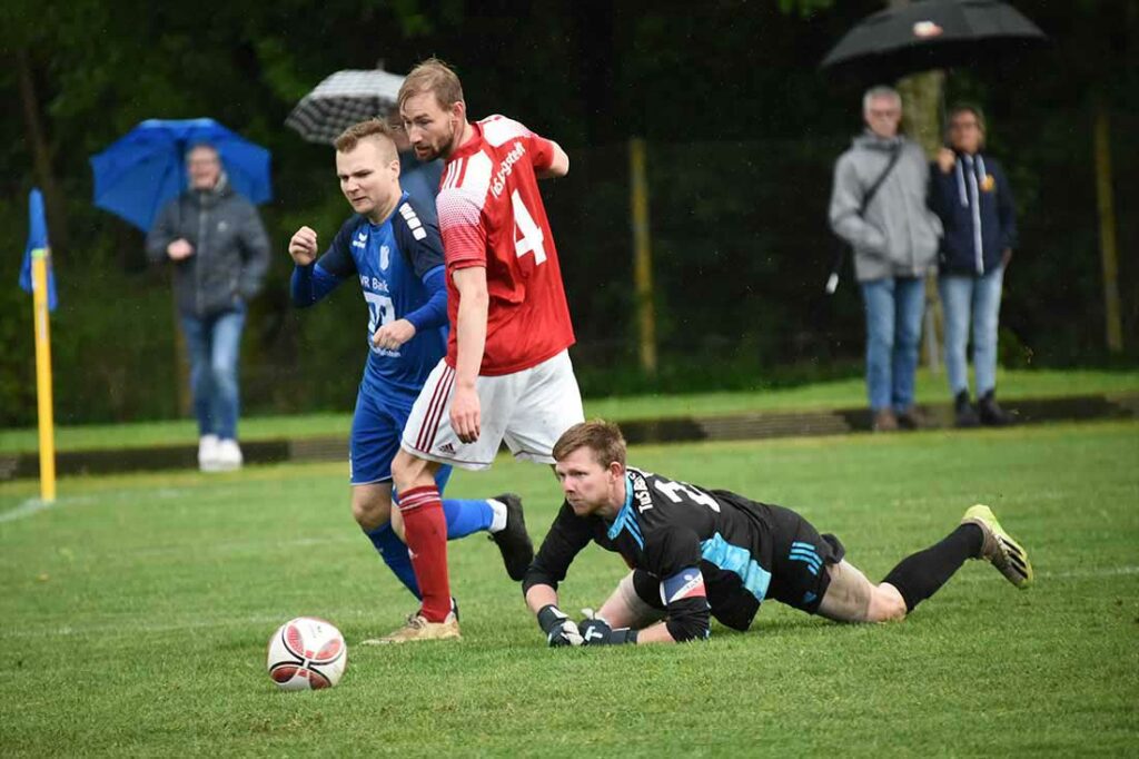 Lucas Seefeldt (Jevenstedt) gegen Luca Schwark u. Torhüter Kim-Kevin Asbahr (Bargstedt). © 2024 Olaf Wegerich