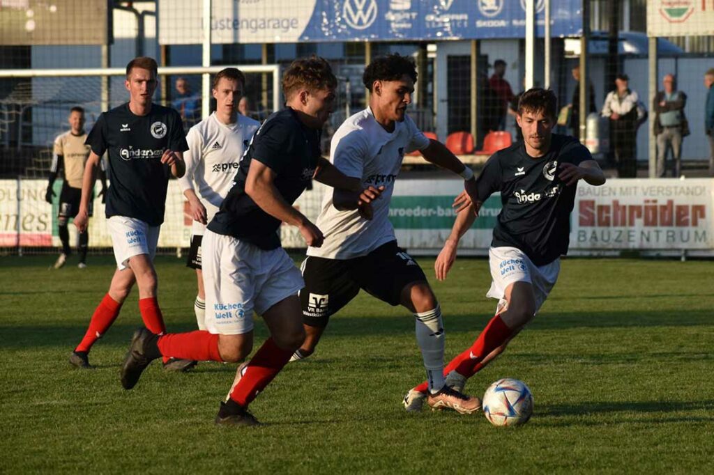 Pascal Ayene (Heider SV) nimmt die goldene Mitte gegen 2 satruper. © 2024 Kristina Gay-Heider SV Liga GmbH