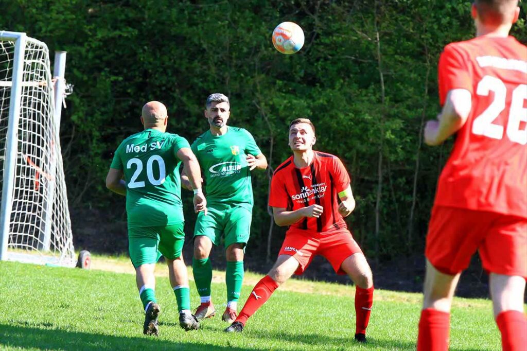 Sebastian Hencke (re., TSV Kronshagen) erzielte das wichtige 1-0. Hinten sichert Kandil Rashid (MED SV) ab. © 2024 Ismail Yesilyurt