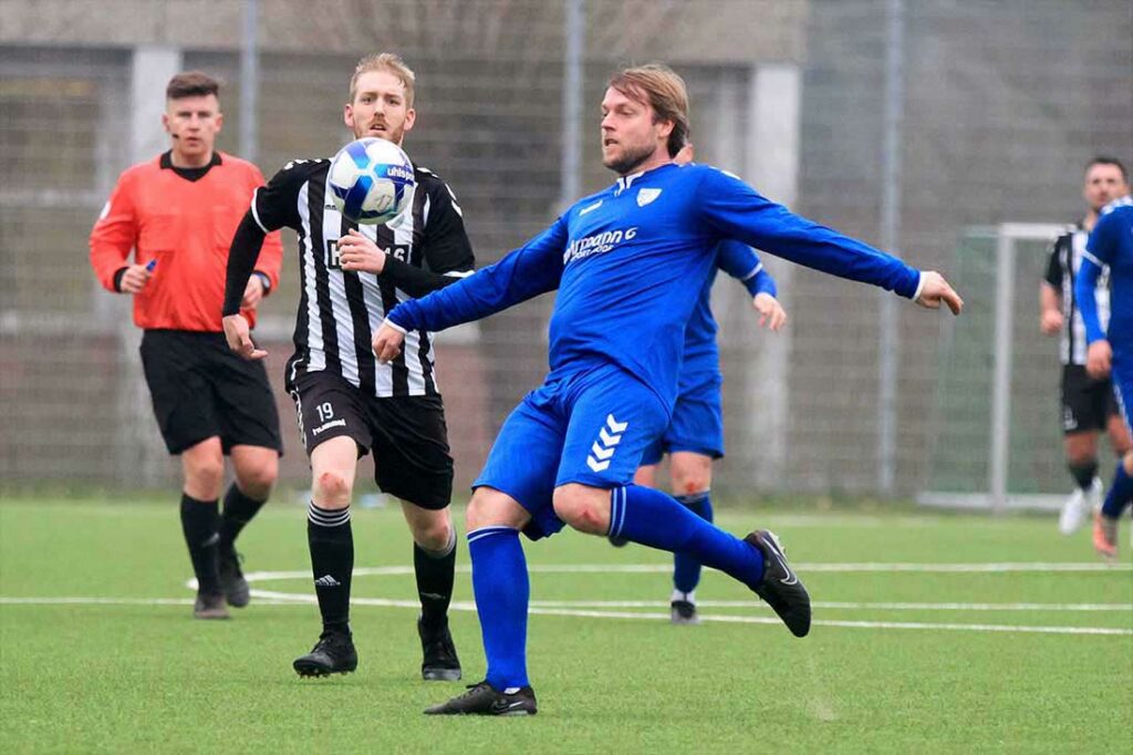 Spielertrainer Mats Böckmann-Rixen (re.) und der TSV Plön verlieren mit dem 2-2 gegen den Wiker SV wichtige Punkte. © 2024 Ismail Yesilyurt