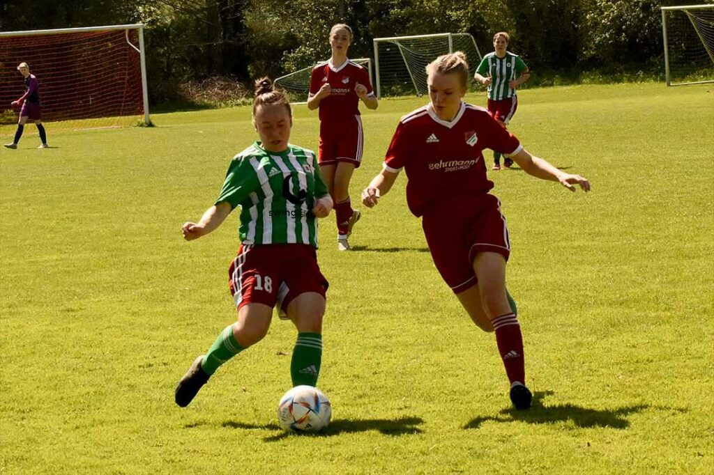 Svenja Senkbeil (li., SV Boostedt) gegen Celina Brunzel (SG Kalübbe). © 2024 Olaf Wegerich