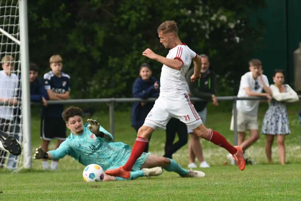 Louis Schütt (SpVG Eidertal Molfsee), hier im Hinspiel gegen Keeper Rene Heide (Kaltenkirchener TS), machte den Sack zu. © 2024 Ismail Yesilyurt.