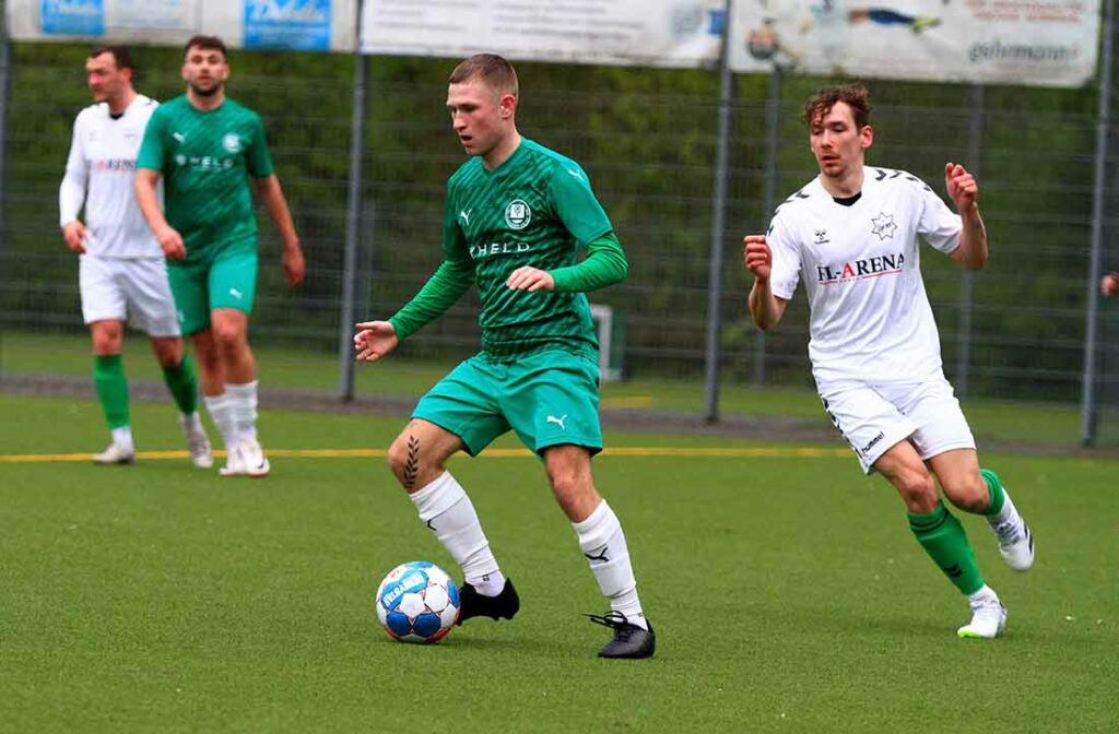 Rudi Karius (TSV Klausdorf) im Spiel gegen Stjernen Flensborg mit Ball unterwegs. © 2024 Ismail Yesilyurt