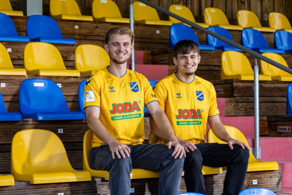 Schon im blau-gelben Regionalliga-Fieber - Tyler Körting und Leif Thele (re.). © 2024 SV Todesfelde-Sönke Ehlers