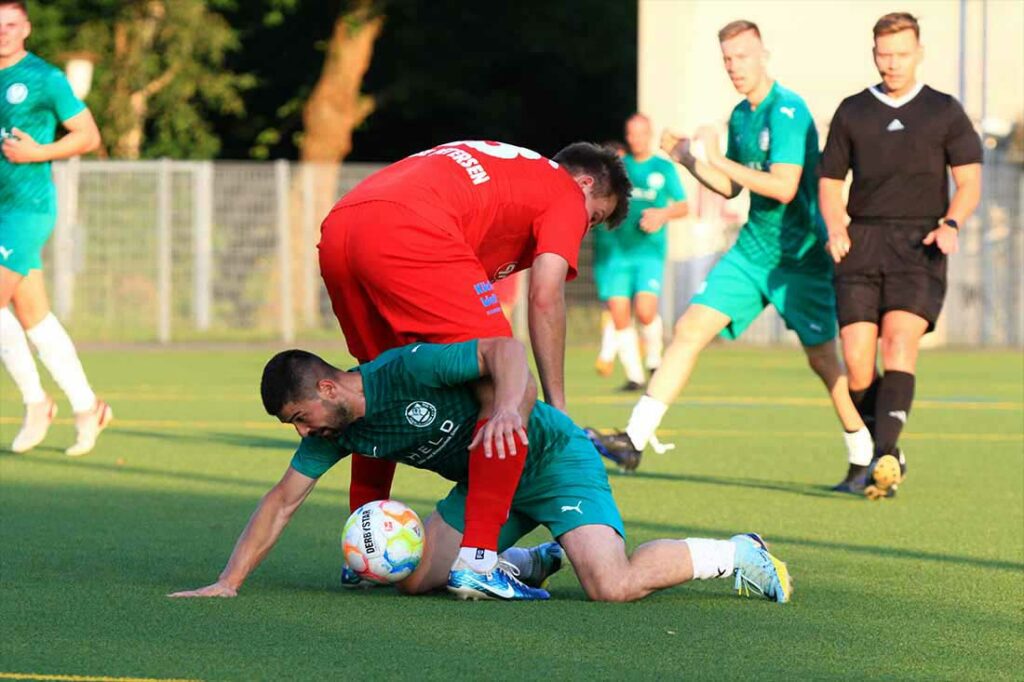 Driton Gashi (TSV Klausdorf) schlüpft mit Ball durch die Beine von Lasse Petersen (Nordmark Satrup). © 2024 Ismail Yesilyurt