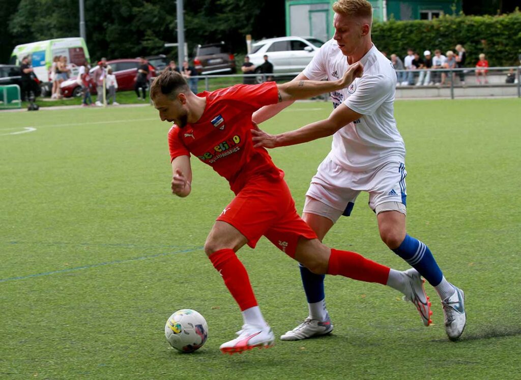 Kastrijot Alija (li.), zuletzt in der Oberliga bei Inter Türkspor Kiel nicht aktiv, ist der 11. Neuzugang des Oberligisten VfR Neumünster. © 2023 Ismail Yesilyurt