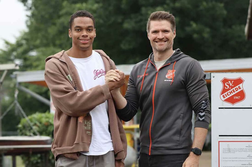 Keenon Erfurth mit Jan-Henrik Schmidt (sportlicher Leiter des SVE). © 2024 SV Eichede