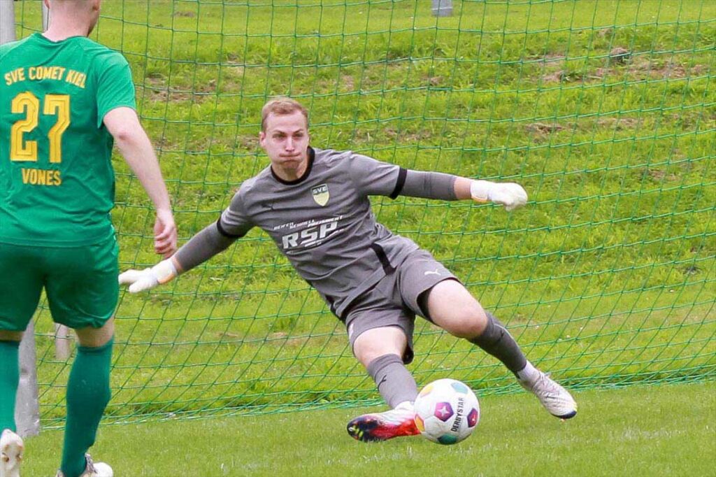 Keeper Lukas Losch (SVE Comet Kiel) hält zwei Elfer in Flintbek © 2023 Ismail Yesilyurt