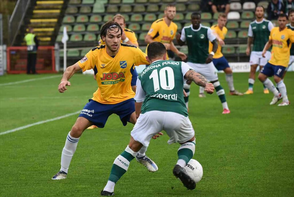 Max Musci (SV Todesfelde) vs. Manuel Farrono Pulido (VfB Lübeck). © 2024 Olaf Wegerich