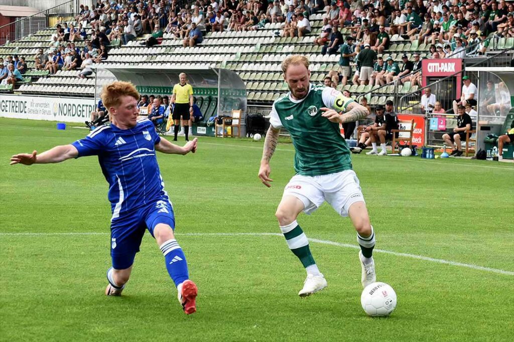 Mika Flindt (TuS Rotenhof) vs. Marvin Thiel (re., VfB Lübeck) im eigenen Strafraum. © 2024 Olaf Wegerich