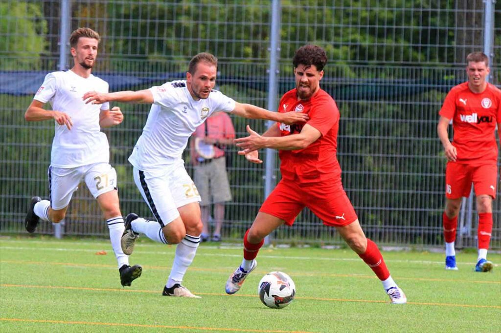 Salih Ramo (re., Kilia Kiel) gegen Vladyslav Kraiev (Phönix Lübeck) machte ien gutes Spiel auf als IV. © 2024 Ismail Yesilyurt