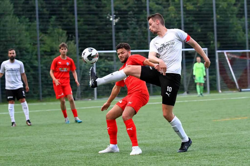 Zwei, die ihre Mannschaft lenkten - Nick Rixen (re., TSV Kronshagen) und Serkan Yildirimer (Inter Türkspor Kiel). © 2024 Ismail Yesilxurt