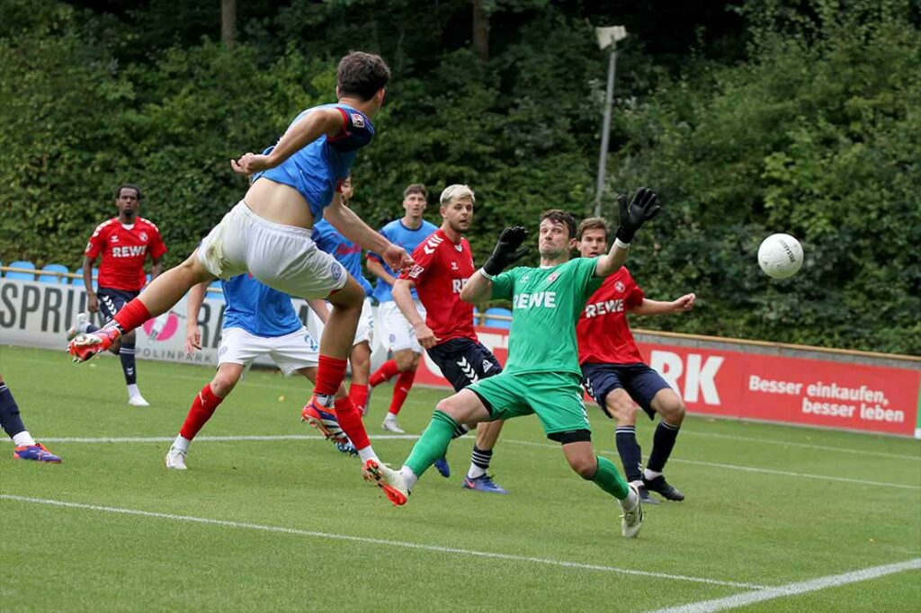 Arbnor Aliu (Holstein Kiel II) schwebt schon auf Wolke sieben, bevor der Ball gleich gegen zum 4:1 einschlägt. © 2024 Ismail Yesilyurt