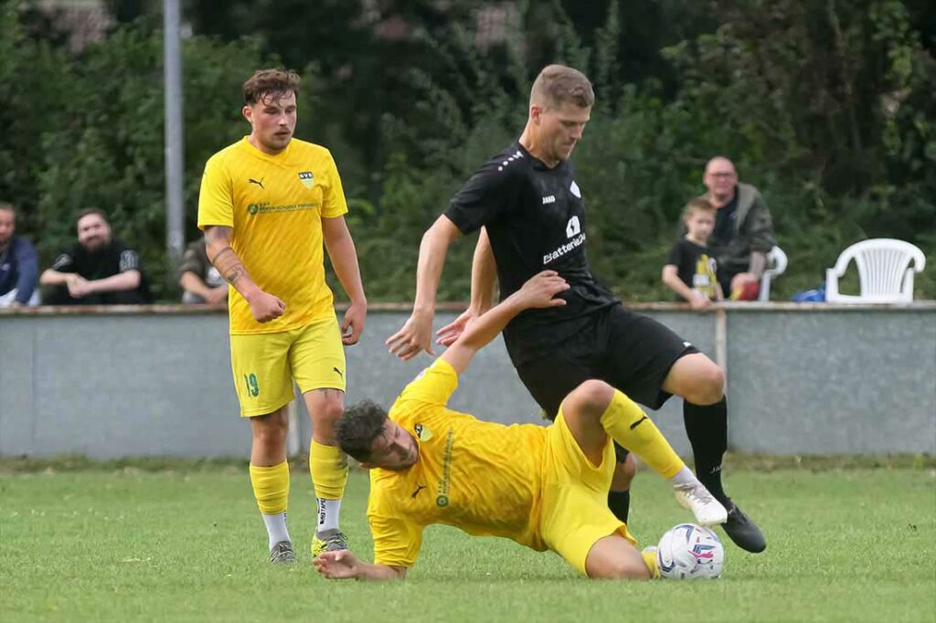 Arian Jashari (SVE Comet Kiel), hier gegen Ole Sellmer (Suchsdorfer SV), behält auch in schwieriger Lage die Ballkontrolle. © 2024 Ismail Yesilyurt