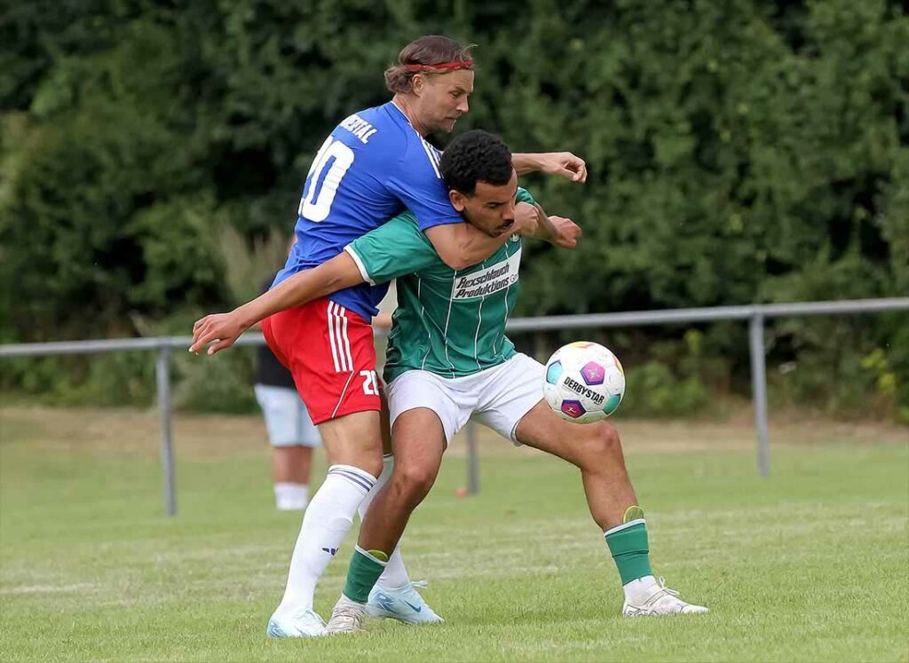 Auch die Bissigkeit in den Zweikämpfen, wie hier von Björn Kastner (li., Eidertal) gegen Gustavo Melo (VfB Lübeck II).  © 2024 Ismail Yesilyurt