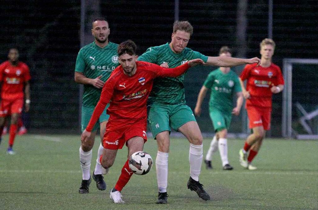 Batuhan Ibrahimoglu (Inter Türkspor Kiel), der im Mittelfeld auch für viele Impulse sorgte, gegen Stian Waschko (TSV Klausdorf). © 2024 Ismail Yesilyurt