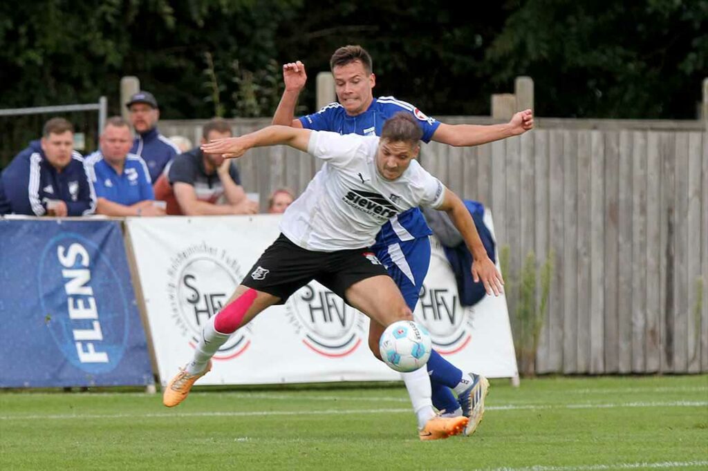 Christian Peters (Eckernförder SV) ist ein echter Neuner, der hier vor Leon Rathmann (TuS Rotenhof) den Ball abschirmt. © 2024 Ismail Yesilyurt
