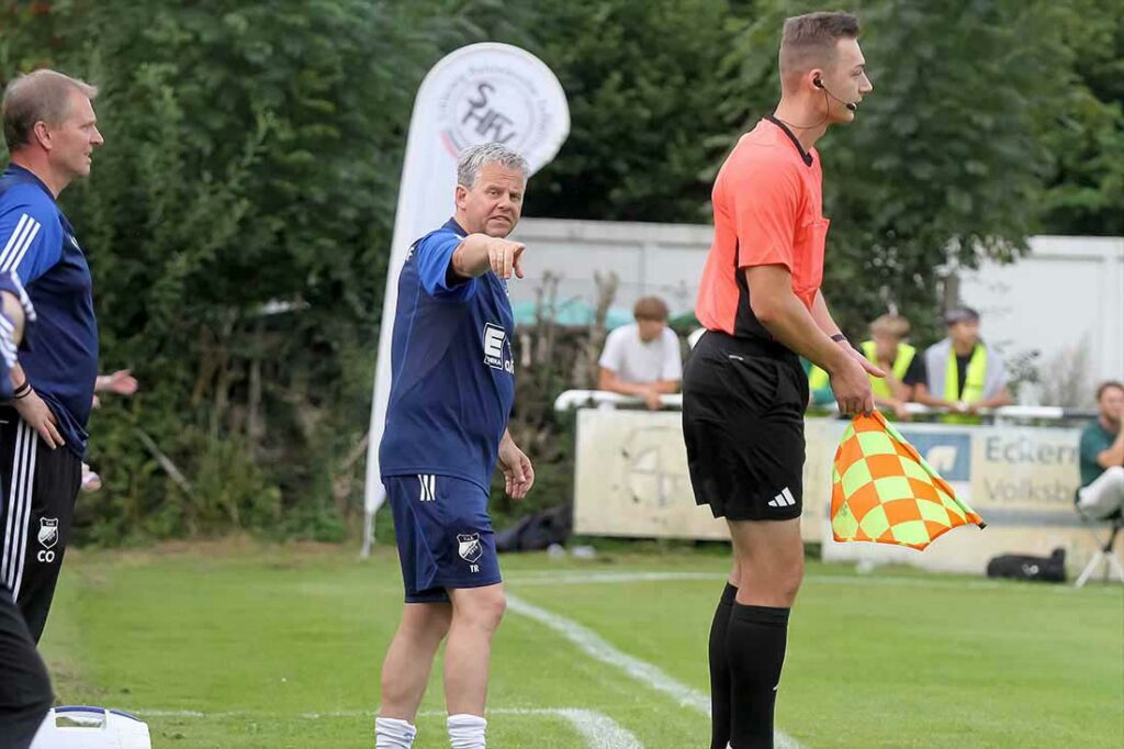 Coach Hermi Lausen (TuS Rotenhof) konnte sich in einer schwiegen Lage auf seine Eckpfeiler verlassen.  © 2024 Ismail Yesilyurt