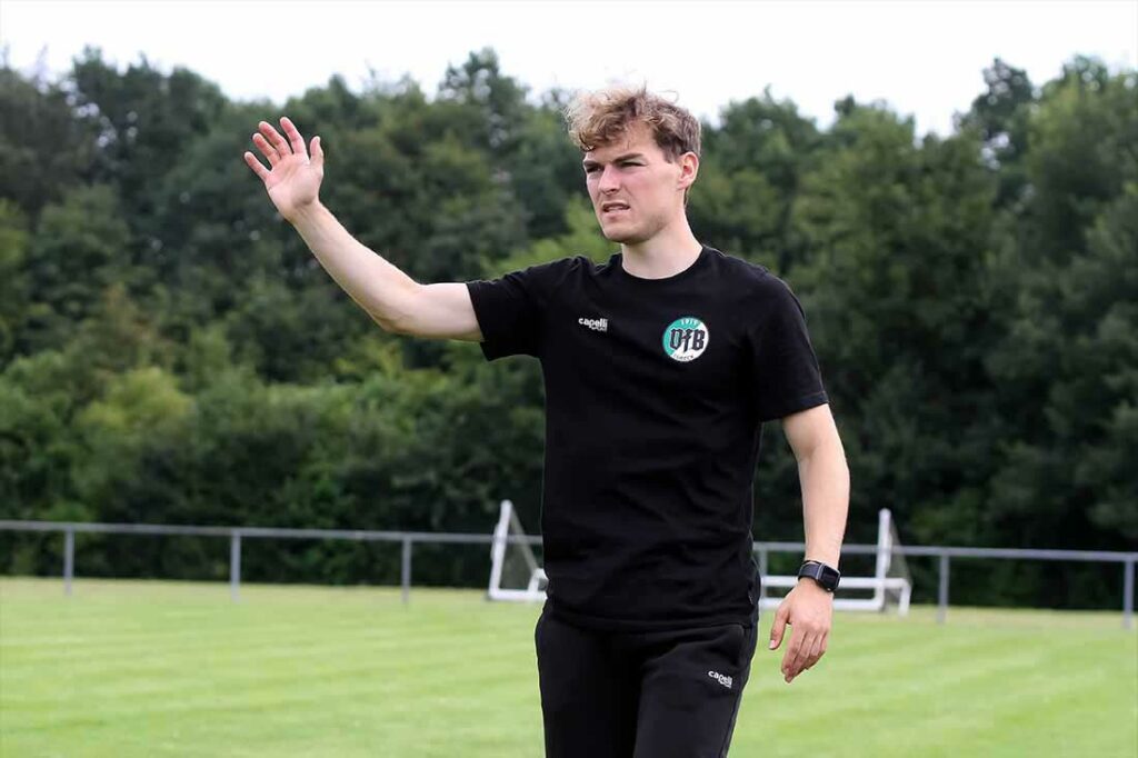 Coach Oliver Stutzky (VfB Lübeck II) musste bei der Startformation aufgrund Ligaabgabe wieder improvisieren.  © 2024 Ismail Yesilyurt