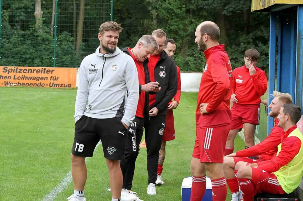 Coach Tony Böhme (li.) und die SG Sarau-Bosau haben sich noch nicht an die neue Spielklasse gewöhnt. © 2024 Ismail Yesilyurt