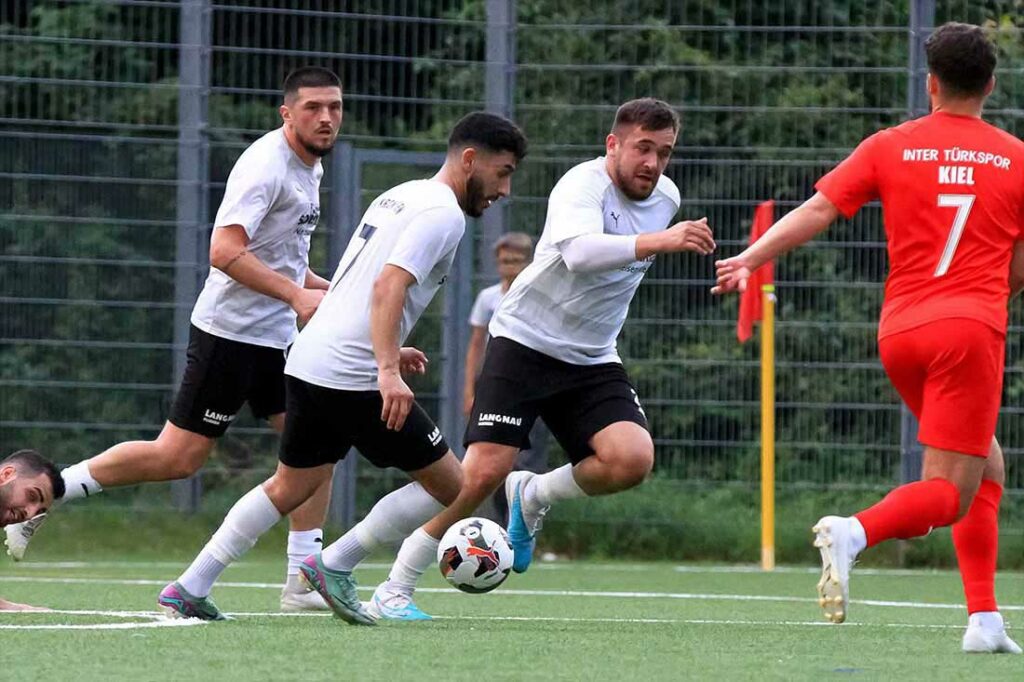 Das Tor von Badreddin Hamze (am Ball, TSV Kronshagen) kommt etwas zu spät, um punktetechnisch was mitzunehmen aus Kropp. © 2024 Ismail Yesilyurt