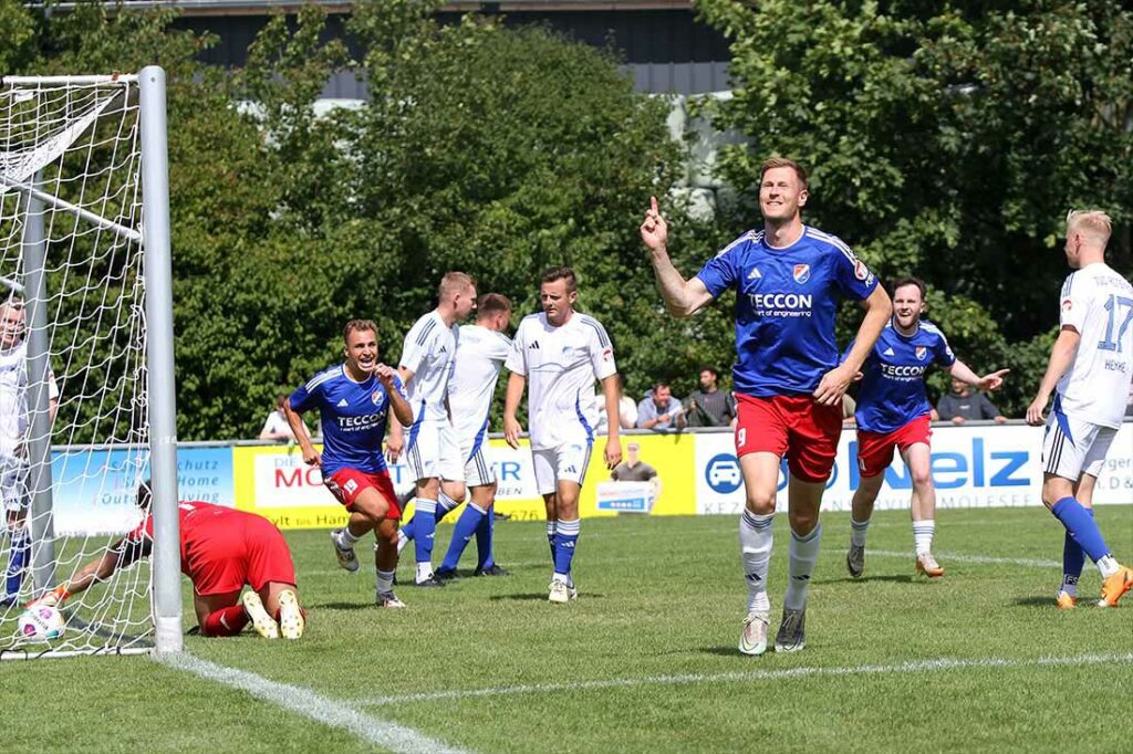 Das Zuspiel von Luca Aouci (li.) hätte Sebastian Klimmek (mitte, Eidertal) auch mit verbundenen Augen zum 3:2 verwandelt. © 2024 Ismail Yesilyurt