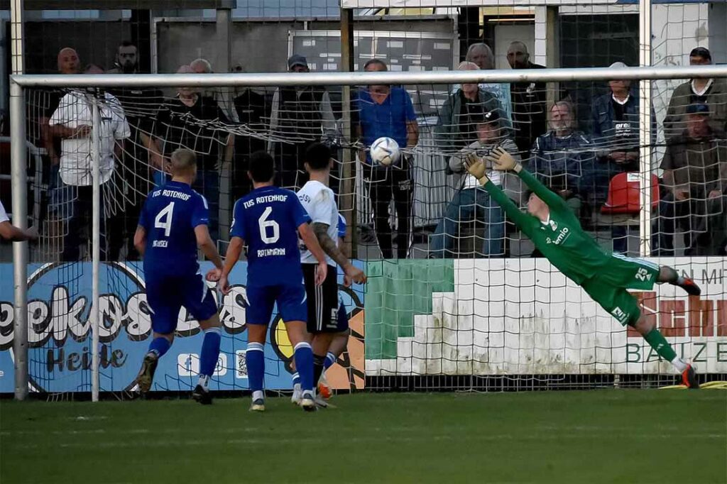 Der Ball sitzt - Mats Henke trifft per Traumtor zum 1:1 für Rotenhof. © 2024 Olaf Wegerich