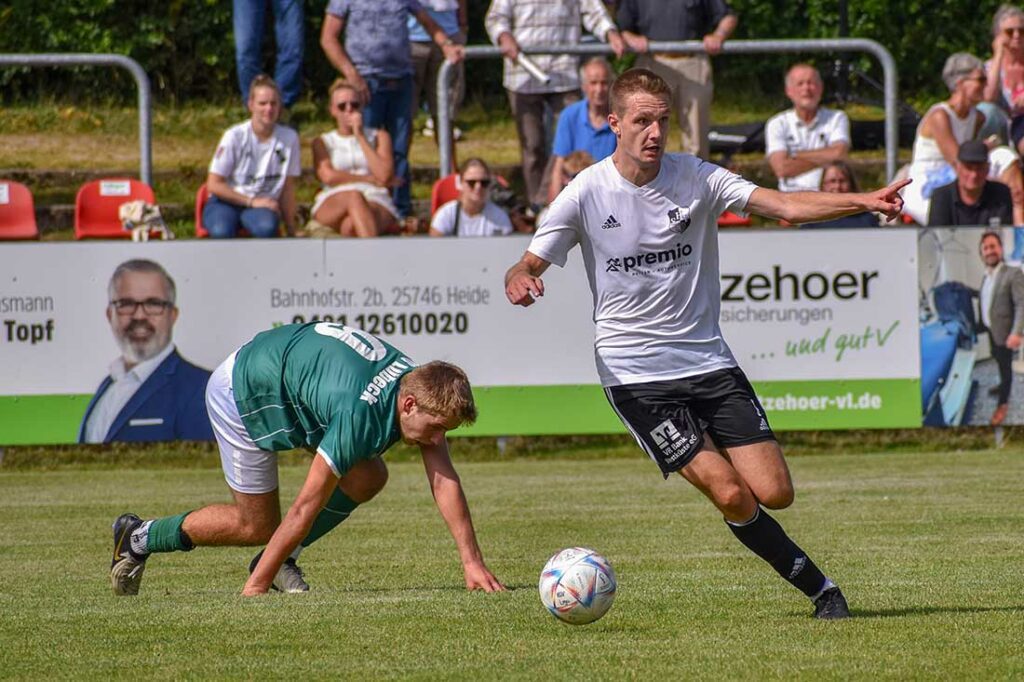 Der VfB Lübeck II kommt beim Heider SV richtig ins Straucheln. Wie Momme Böhm (VfB Lübeck II) gegen Marvin Wolf (Heider SV). © 2024 Kristina Gay