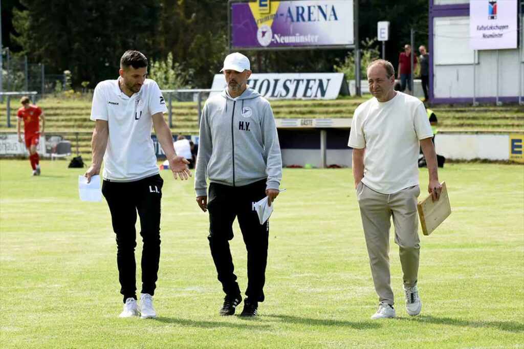 Der VfR Neumünster verlässt Lübeck mit einem wichtigen Sieg - Trainer Lirion Imeri, Co Hasan Yilmaz und Sportchef Roco Leeser (v. l.). © 2024 Olaf Wegerich