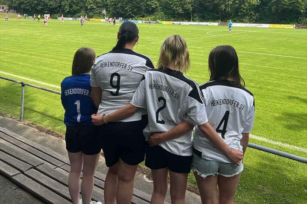 Die Fußballfrauen des Heikendorfer SV, die diese Saison in den Spielbetrieb eingestiegen sind, zeigen das Gründungsjahr 1924 des Heikendorfer SV an. © 2024 Moritz Stöcken