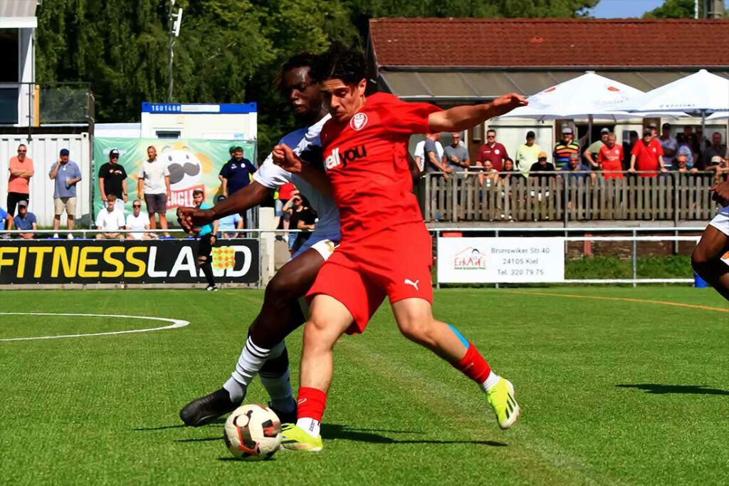 Efekan Calikoglu (vorne, Kilia Kiel), hier im Pokalspiel gegen den 1. FC Phönix Lübeck, ist am 2:2 mitbeteiligt  © 2024 Ismail Yesilyurt