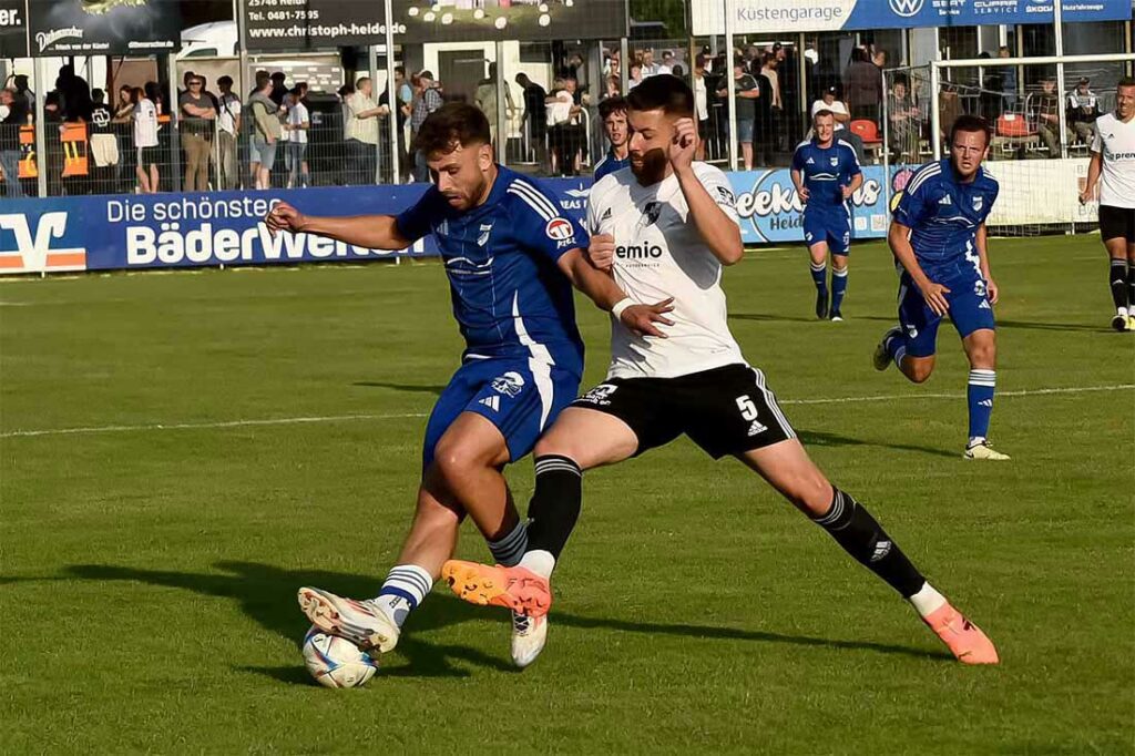 Florian Kuklinski (Rotenhof) gegen Patrick Storb (Heider SV). © 2024 Olaf Wegerich