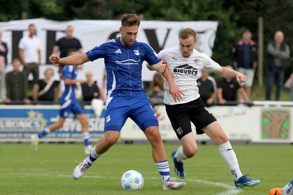 Florian Kuklinski (TuS Rotenhof) erzielt seine ersten beiden Tore für seinen neuen verein. Rechts Jannes Mohr (Eckernförder SV).  © 2024 Ismail Yesilyurt