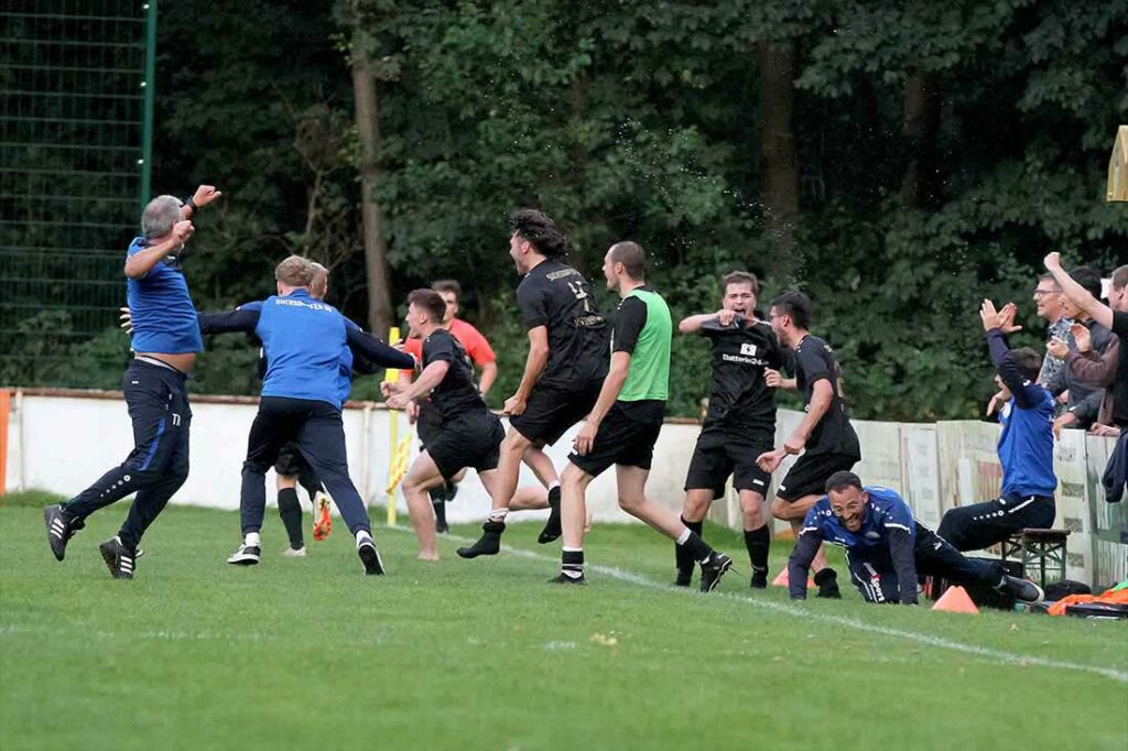 Freude pur beim Suchsdorfer SV nach dem 4:4 beim SVE Comet Kiel. © 2024 Ismail Yesilyurt