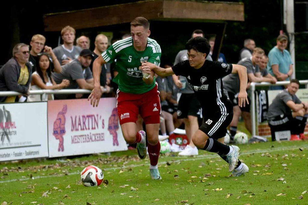 Henrik Schnoor (MTSV Hohenwestedt) gegen Ryusei Agu (re., Preußen Reinfeld). © 2024 Olaf Wegerich