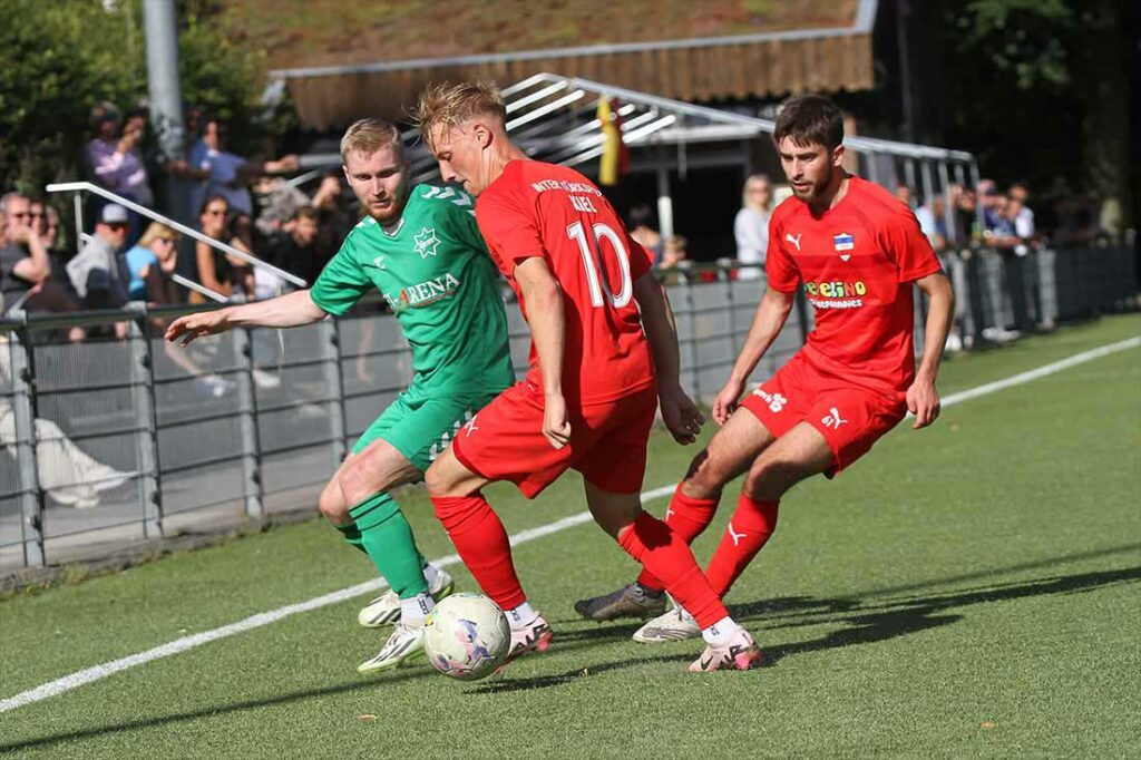 Hier erobern Justin Petersen und Batuhan Ibrahimolgu (re.) den Ball von  Jasper Carstens (IF Stjernen Flensborg). © 2024 Ismail Yesilyurt