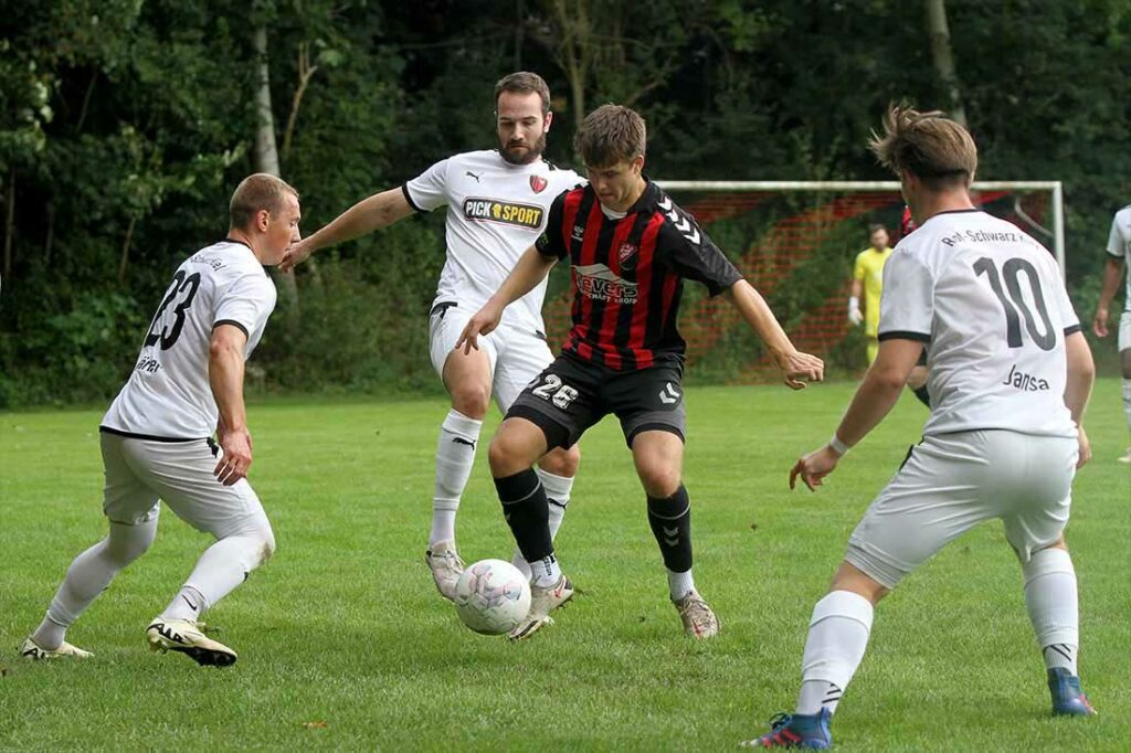 Hier sind Igor Vitiuk, Finn Logemann und Tim Jansa (v. l.) gegen Tjorven Lamp (TSV Kropp) in den Kampf um den Ball involviert. © 2024 Ismail Yesilyurt