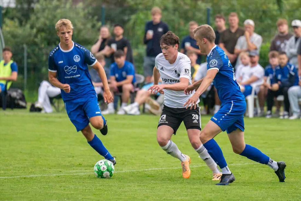 Jacob Steffensen (Heider SV) setzt sich gegen zwei Friedrichskooger durch. © 2024 Volker Schlichting