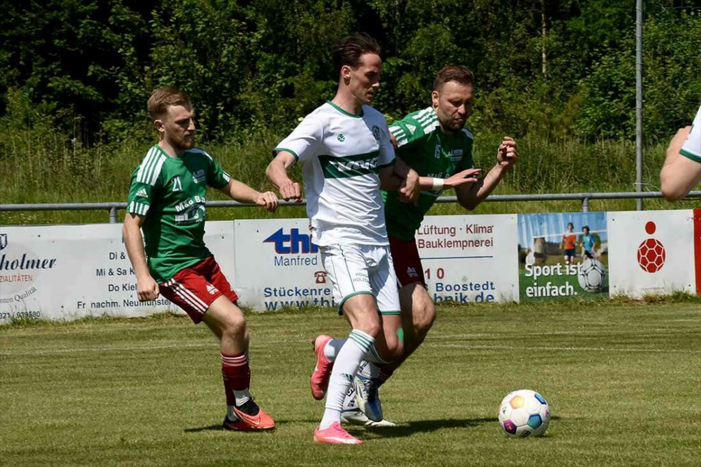 Jesper Tiedemann (mitte, PSV Neumünster) kann sein Torkonto mit drei Treffern in Oldenburg nicht erhöhen. © 2024 Olaf Wegerich