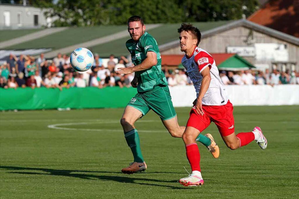 Jorik Wulff (VfB Lübeck) versucht sich gegen Fyn Claasen (re., PSV Neumünster) auf der rechten Seite durchzusetzen. © 2024 Ismail Yesilyurt