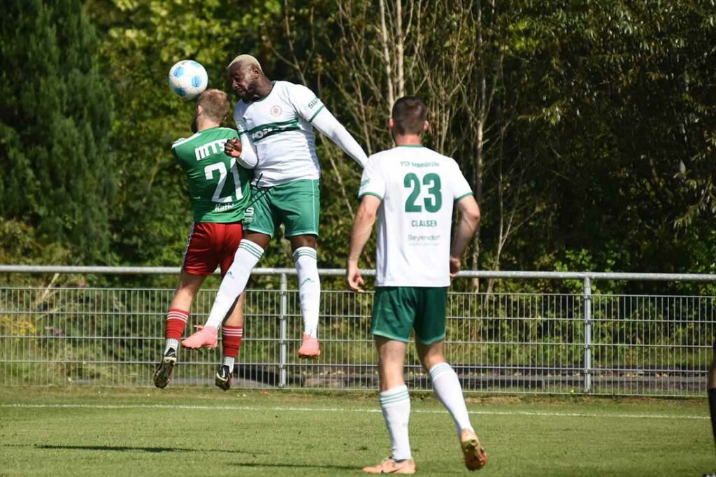 Jorit Rathje (MTSV) im Kopfballduell mit Grady Zinkondo (re., PSV). © Olaf Wegerich