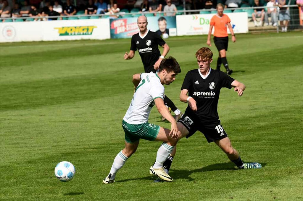 Julien Huber (li., PSV Neumünster ) gegen Mathis Harms (Heider SV). © 2024 Olaf Wegerich