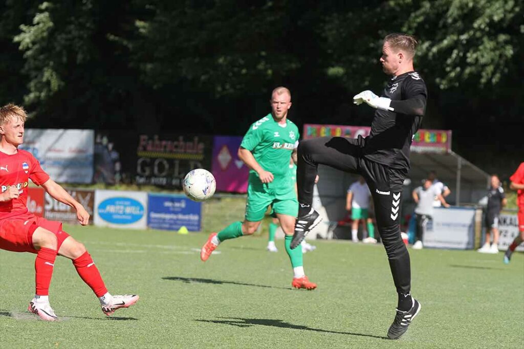 Keeper Daniel Benzin (IF Stj. Flensborg) kassiert zwar drei unhaltbare Gegentreffer, kann sich aber auf die Offensive verlassen. © 2024 Ismail Yesilyurt