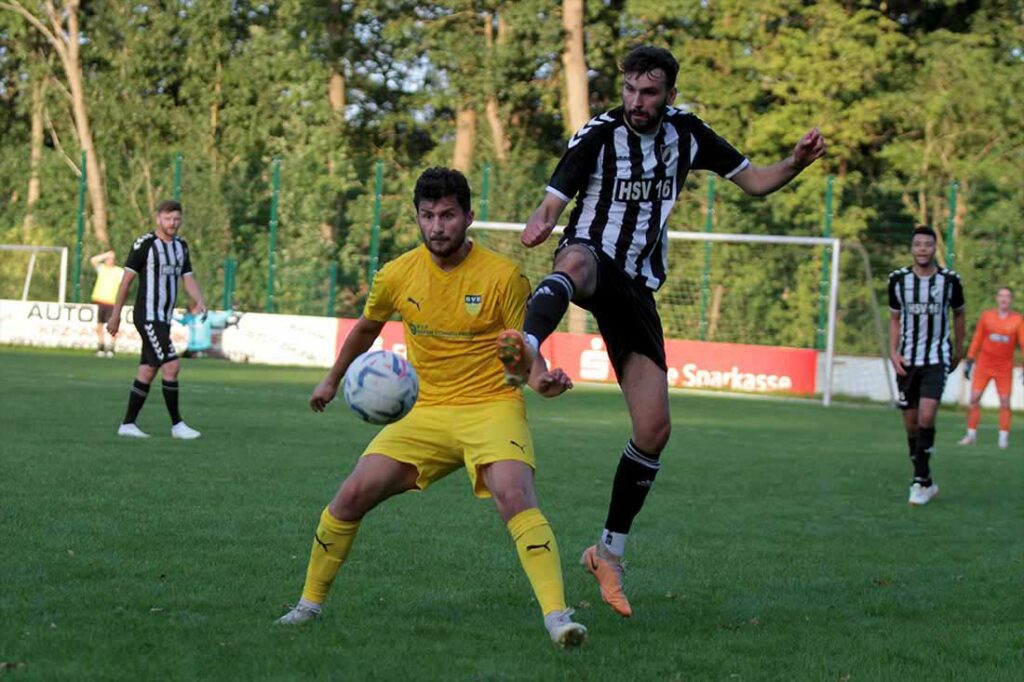 Leon Prüßmann (re., Heikendorfer SV) springt ins Leere, Arian Jashari (SVE Comet Kiel) kann gleich mit dem Ball Druck machen . © 2024 Ismail Yesilyurt